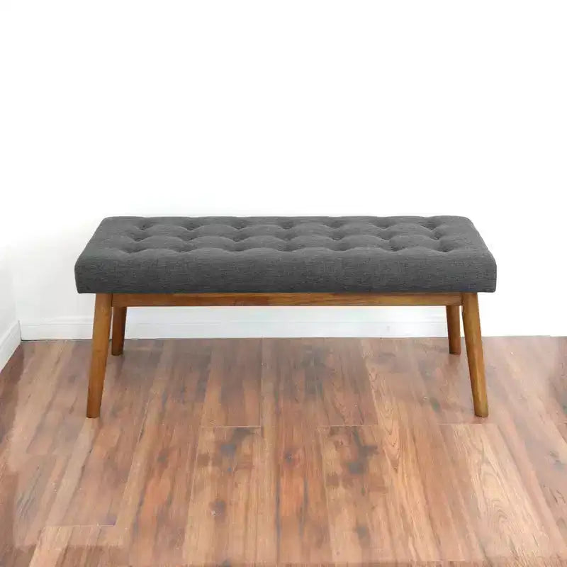 Panca moderna trapuntata in tessuto imbottito con struttura in legno massello, 109 cm L x 40 cm P x 47 cm A - Disponibile in più colori
