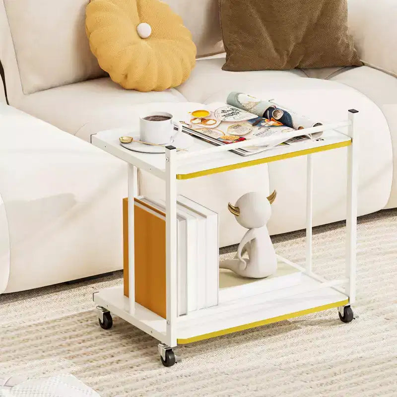 Tavolino a 2 ripiani mobile con mensole aperte, bordi con finitura dorata e ruote bloccabili per soggiorno e camera da letto