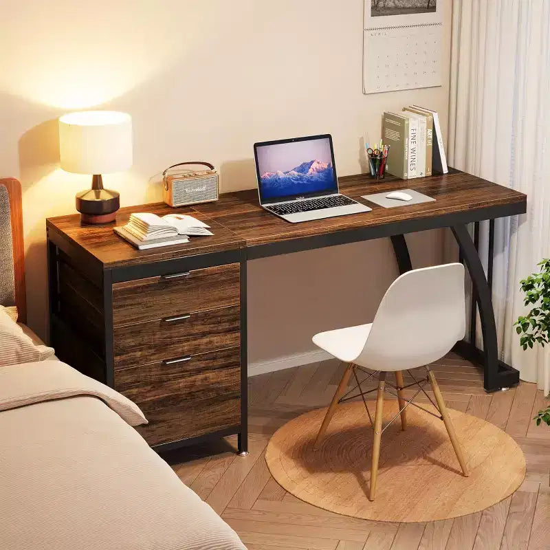 Scrivania per computer da 150 cm con 3 cassetti e portadocumenti, lato cassetti reversibile - Marrone rustico industriale