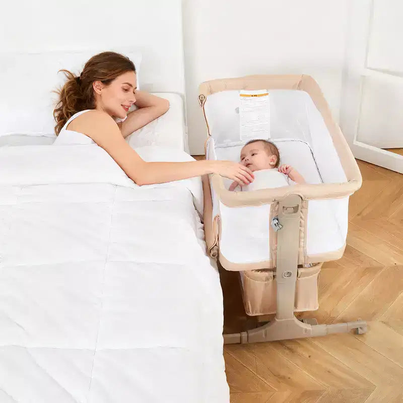 Culla Co-Sleeping da Comodino, Lettino 3-in-1 con Zanzariera, Altezza Regolabile, Ruote e Cesto Portaoggetti