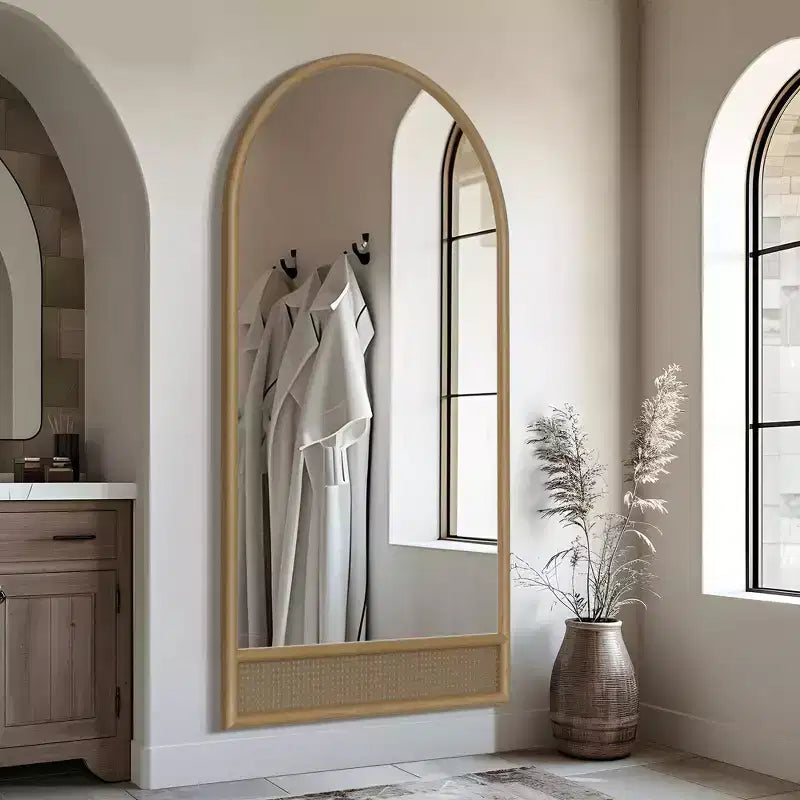 Specchio arcuato a figura intera da 71 x 37 pollici con cornice in legno massello di rattan