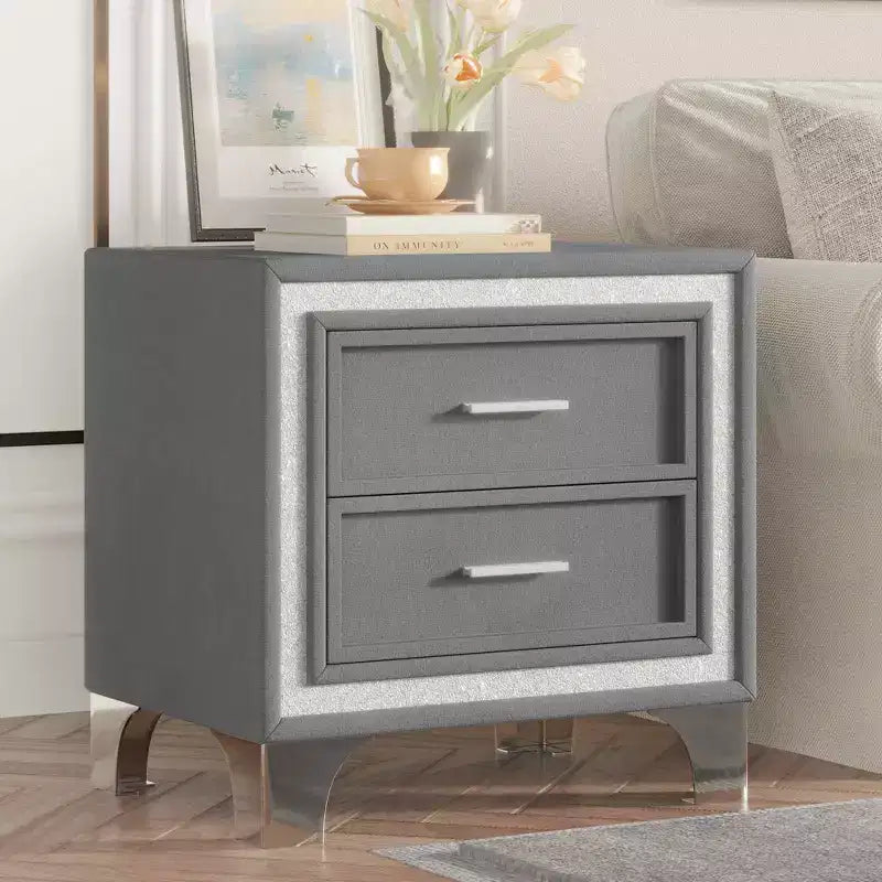 Comodino Mid-Century con 2 Cassetti, Decorazione a Strisce Argento e Gambe in Metallo, 40,4 cm L x 55,4 cm P x 55,1 cm H - Grigio