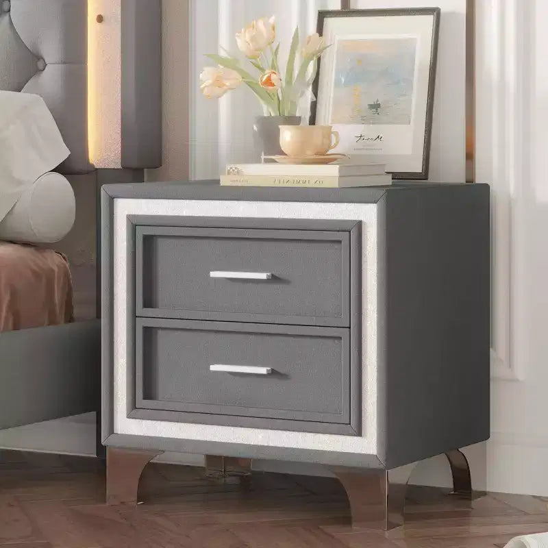 Comodino Mid-Century con 2 Cassetti, Decorazione a Strisce Argento e Gambe in Metallo, 40,4 cm L x 55,4 cm P x 55,1 cm H - Grigio