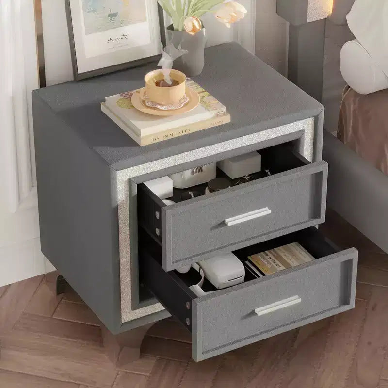Comodino Mid-Century con 2 Cassetti, Decorazione a Strisce Argento e Gambe in Metallo, 40,4 cm L x 55,4 cm P x 55,1 cm H - Grigio