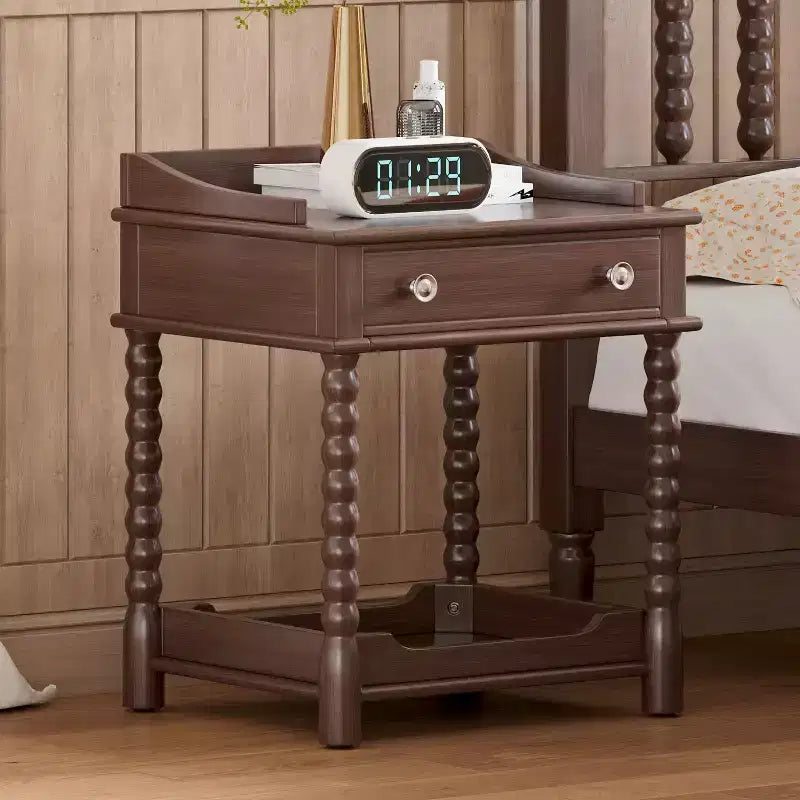 Comodino in stile retrò con cassetto, ripiano aperto, gambe tornite e maniglia in metallo, 45 cm L x 52 cm P x 62,5 cm H