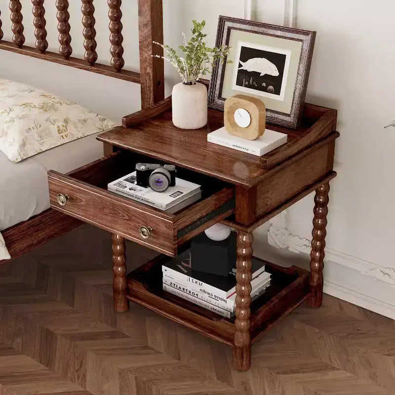 Comodino in stile retrò con cassetto, ripiano aperto, gambe tornite e maniglia in metallo, 45 cm L x 52 cm P x 62,5 cm H